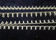 La queue d'aronde tendant le fil coupe des garnitures de fil de rasoir de blocs de rasoir sur la barrière soudée de Gabion