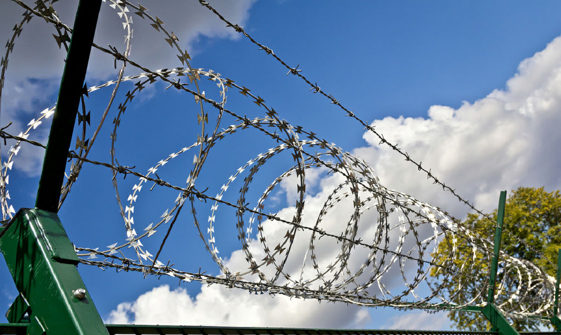 Fil en accordéon barbelé galvanisé de résistance de la rouille de fil de rasoir de BTO 22 pour la prison