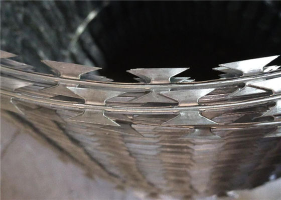 Fil de Barbed Galvanized Razor de barrière de la bobine BTO-10 avec des lames